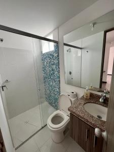 y baño con ducha, aseo y lavamanos. en Apartamento mínimo por 30 dias, 2 Habitaciones, Sotomayor Bucaramanga, en Bucaramanga