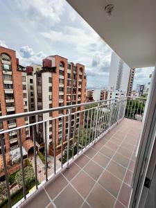 balcón con vistas a algunos edificios en Apartamento mínimo por 30 dias, 2 Habitaciones, Sotomayor Bucaramanga, en Bucaramanga