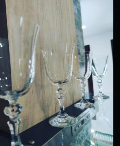 cztery puste kieliszki do wina siedzące na stole w obiekcie La Casa de la Mimosa w Kordobie