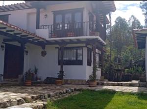 Casa blanca con balcón y patio en Finca villa Claudia a 25 min de villa de Leyva, en Villa de Leyva