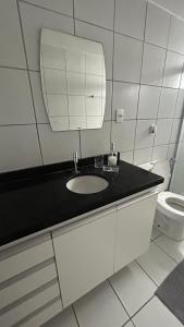 um banheiro com pia e vaso sanitário em lindo apartamento de frente para à praia de pajuçara em Maceió mais 68 fotografias