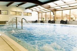 Bazén v ubytování Hotel Niedźwiadek nebo v jeho okolí