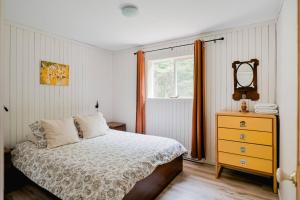 Un pat sau paturi într-o cameră la Chalet Memphrémagog (Spa, étang, golf)
