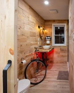 - une salle de bains avec un vélo garé dans une chambre dans l'établissement Chalet Memphrémagog (Spa, étang, golf), à Mansonville