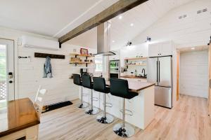 Kuchyň nebo kuchyňský kout v ubytování Chalet Memphrémagog Ski Spa, Étang