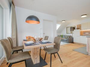 jadalnia z drewnianym stołem i krzesłami w obiekcie Ski-Nature Apartment Lungau w mieście Mauterndorf