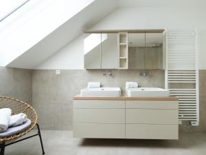 łazienka z dwiema umywalkami i lustrem w obiekcie Ski-Nature Apartment Lungau w mieście Mauterndorf
