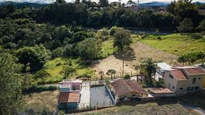 an aerial view of a house with a swimming pool at Chalé Mantiqueira - Cunha in Cunha