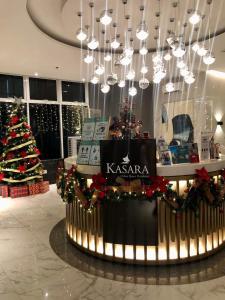 una tienda de kasara con un árbol de Navidad en el vestíbulo en Kasara Urban Resort and Residences, en Manila