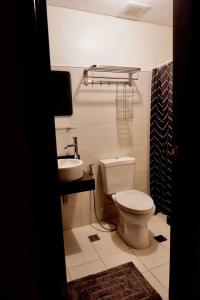 Kasara Urban Resort and Residences في مانيلا: حمام مع مرحاض ومغسلة