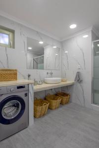 bagno con lavatrice e lavandino di Arethousa House a Drios