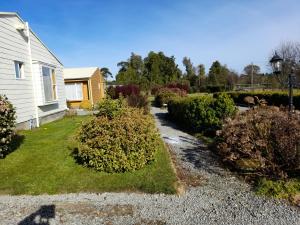 Aed väljaspool majutusasutust Cabañas Lago Azul