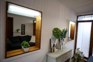 a living room with a mirror and a couch at Encanto Mendocino: Espaciosa casa en Juan B Justo in Mendoza