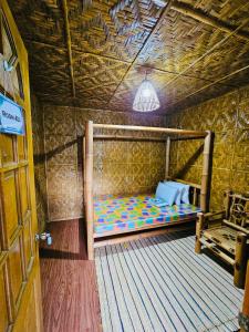 1 dormitorio con 1 cama en una habitación en Ezekiel's Native Inn, en Panglao