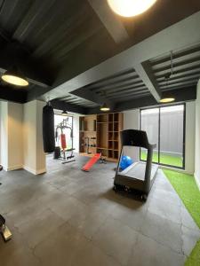 ein Wohnzimmer mit einem Fitnessraum mit einem Laufband in der Unterkunft ItsaHome Selection - Torre Renua 9C in Quito