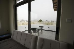 Habitación con vistas a un balcón con mesa y sillas. en Naylover Hotel Suites, en Amán