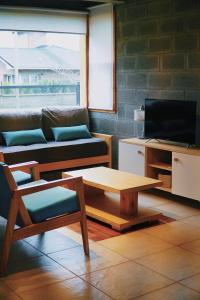 埃爾博爾松的住宿－Origen Rent a house，带沙发和咖啡桌的客厅