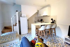 een woonkamer met een bank en een keuken bij Mouraria Lisbon Soul Apartments T2 - 5pax in Lissabon