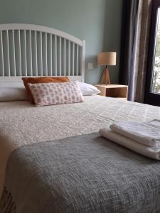um quarto com uma cama com duas toalhas em Villa Dos Santos - Gerês Country House no Gerês