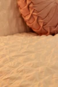 een close-up van een deken op een bed bij Charming 3 Bedroom Property FREE WiFi & Parking in Beeston