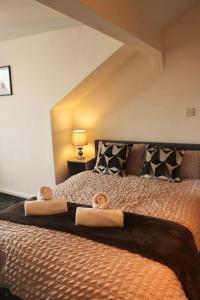 een slaapkamer met een bed met twee handdoeken erop bij Charming 3 Bedroom Property FREE WiFi & Parking in Beeston