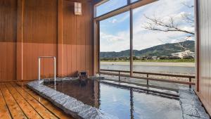 Fukusenka في Ukiha: تجمع مياه في غرفة مع نافذة كبيرة