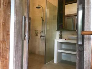W łazience znajduje się prysznic i umywalka. w obiekcie Bangsring Breeze w mieście Banyuwangi