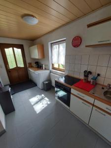 eine Küche mit einer Spüle und einer Arbeitsplatte in der Unterkunft Ferienhaus -Alte Feuerwehr- Mittelndorf in Mittelndorf