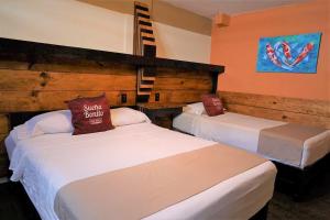 two beds in a hotel room with two bedsvisor at Casa Bonita Hotel y Hostal in Córdoba