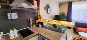 a small kitchen with a counter and a table at Chez Eden Coconut Studio in Papeete