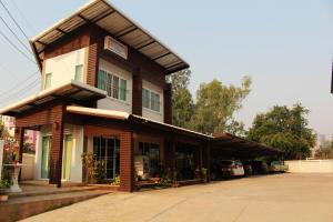 un bâtiment avec beaucoup de fenêtres dans l'établissement Pornkasem House, à Chiang Rai