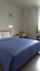 Postel nebo postele na pokoji v ubytování Songshan Hotel