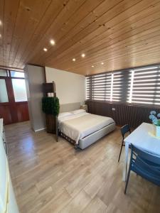 - une chambre avec un lit et un plafond en bois dans l'établissement B&B Sissi, à Gragnano