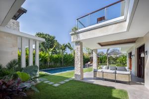 a view of the backyard of a house with a swimming pool at Villa UmaDahayu in Sanur