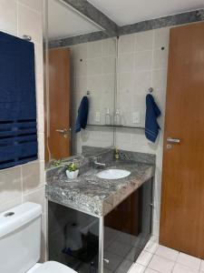 uma casa de banho com um lavatório e um WC em Promoção - Flat em Brasília em Brasília