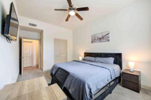 a bedroom with a bed and a ceiling fan at Cozy Apt NRG Pool,Wi-Fi, Free Parking, PetsOK! in Houston