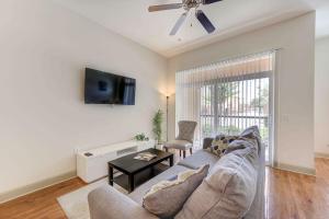 sala de estar con sofá y TV en Cozy Apt NRG Pool,Wi-Fi, Free Parking, PetsOK! en Houston