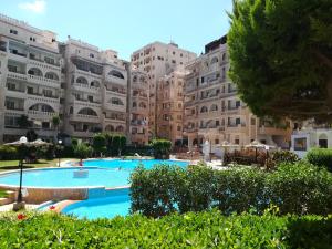 uitzicht op het hotel vanaf de binnenplaats bij Chalet At Wahet Al Nakhil resort in Alexandrië