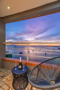 フォルタレザにあるFlat Novo Beira-Mar Fortaleza - Yacht Coast Mucuripeのテーブル付きの客室で、海の景色を望めます。