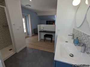 bagno con lavandino bianco e bancone di Séjour de charme à Mareau-aux-Bois : parc, home cinéma, billard, tennis et télétravail en fibre ultra-rapide - FR-1-590-279 a Mareau-aux-Bois Altre 27 foto