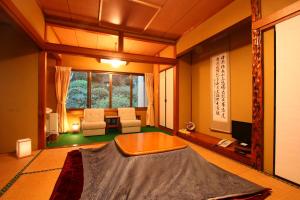 - un salon avec une table au milieu d'une pièce dans l'établissement Dainichiya-ryokan, à Sasaguri