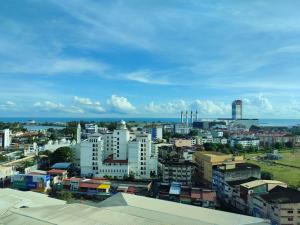 uma vista para uma cidade com edifícios e o oceano em Paya Bunga Hotel em Kuala Terengganu