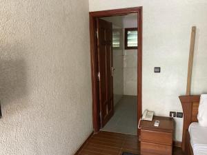une chambre avec une porte et un téléphone à côté d'une chambre dans l'établissement Hotel Bel Azur Hillacondji, à Hila-Kondji