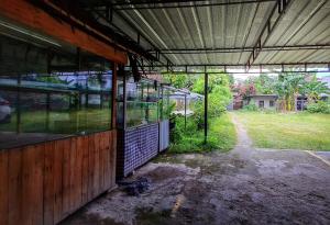 - une vue sur l'extérieur d'un bâtiment avec une grande fenêtre dans l'établissement Acirasa Homestay Medan, à Medan