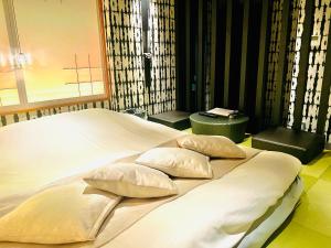 Postel nebo postele na pokoji v ubytování Asokono Hotel