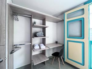 una habitación con una puerta y una silla junto a una puerta en Parallelo Loft Salento P3, en Salento