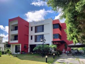 un edificio de color rojo y blanco en Zai Yan Yan 259 B&B, en Jian