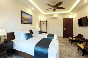 Un pat sau paturi într-o cameră la Cilantro Villa