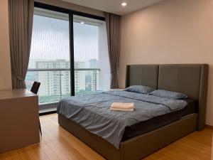 - une chambre avec un lit et une grande fenêtre dans l'établissement Hanah Residence Chuỗi CHDV The Zei Hanoi, à Hanoï