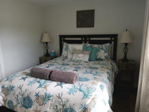 1 dormitorio con 1 cama grande con colcha de flores en Private & Screened in Pool, en Port Richey